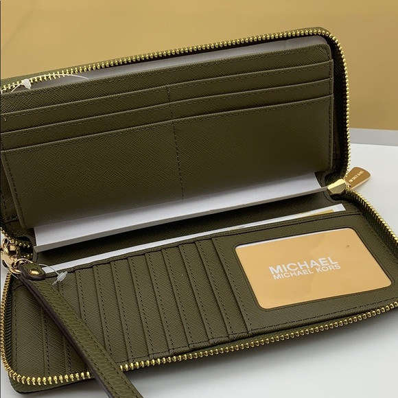 MICHAEL KORS JET SET TRAVEL LG TRVL CONTINENTAL OLIVE COLOR - Picture 12 of 15